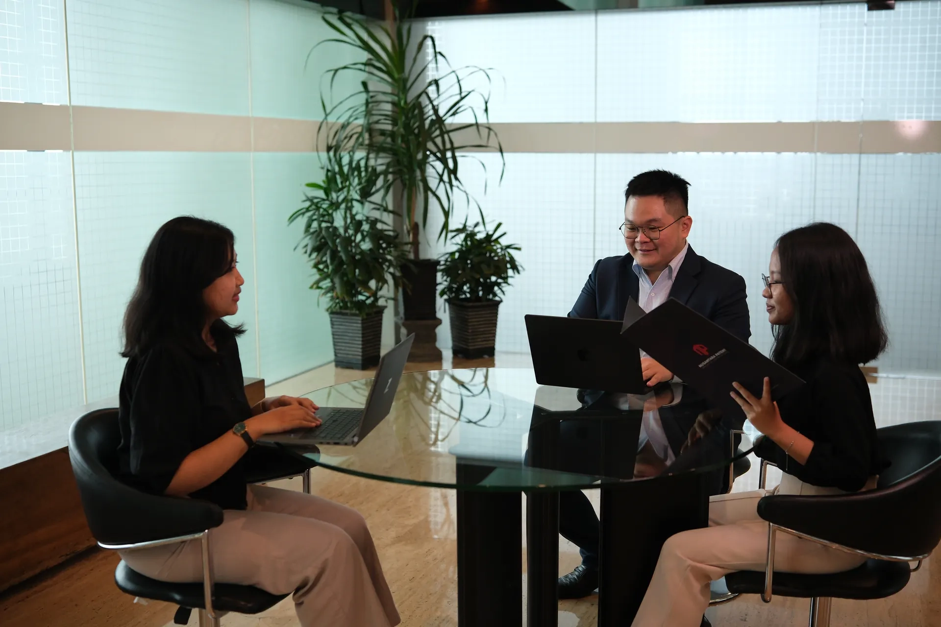 Diskusi tim Nusantara Patent bersama klien di ruang konsultasi